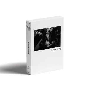 The abysmal EP  - Exklusivt box set med Hannah Bahngs 'The abysmal EP'! Innehåller CD, 80-sidig fotobok, lyric booklet, fotokort, vykort, sticker sheet och hemligt meddelande. Perfekt för dig som älskar musik, samlar på K-pop eller vill ha något unikt i hyllan. Original pris 1650kr. 