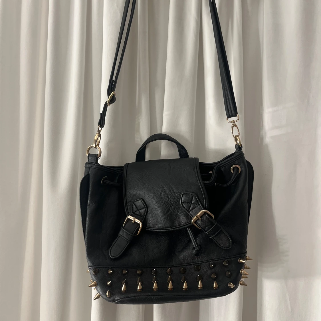 Svart axelväska med nitar och spikes - 1