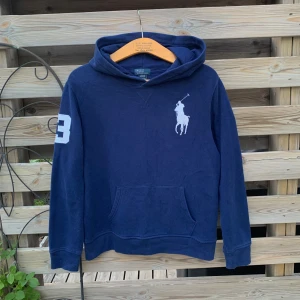 Ralph Lauren Hoodie Big Pony Blå - Säljer denna asfeta Hoodie från Ralph Lauren. Storlek L (14-16), passar XS. Väldigt härlig och mjuk hoodie i fint skick. Hör gärna av er vid funderingar🙌