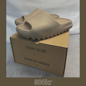 Adidas Yeezy Slide beige  - Ett par otroligt sköna tofflor perfekt för sommaren! Kan användas både som mode plagg men även som bara chill tofflor. Fint skick! Köptes för ca 2000kr.