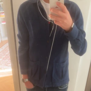 Mörkblå overshirt John Henric  - Skit chill overshirt från John Henric, köpte föra året original pris 1200, säljer nu för 600, modellen i bilden är runt 178cm lång. Pris kan diskuteras, kom privat för mer bilder. 