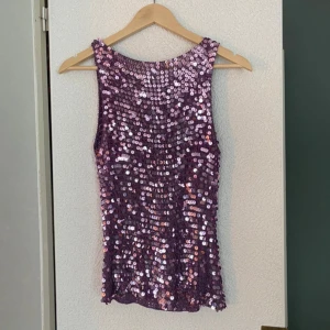 Paljettopp - Superfin trendig sällsynt lila topp med glittriga paljetter!! 🤍 skulle säga strl XS-S