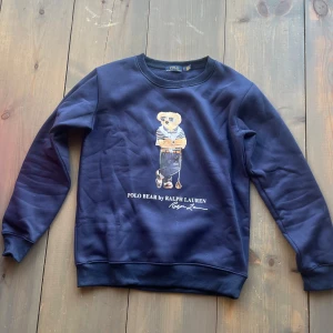 Polo bear tröja - Snygg mörkblå polo bear tröja till billigt pris. Kan gå ner vid snabb affär. Den är i princip helt oanvänd och har inga skador, skick 10/10. Hör av er vid frågor. Tar även byten.