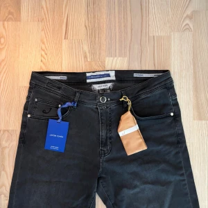 Svarta jeans från Jacob Cohën, storlek 34 - • Modell: Bard - Regular Fit • Storlek: W34 - L34. • Färg: Svart • Skick: Helt Nya!, alla tags kvar              • Nypris: 4500kr +++ • Mitt pris: 1599kr ✅    (Kan acceptera vissa prisförslag) • Skickar inom 48 timmar 📦 Skriv kring minsta lilla fundering funderingar ✅✅✅