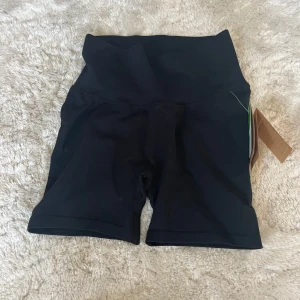 Svarta träningstights-shorts från aimn - Svarta träningsshorts från aimn med sömlös design. Helt nya med lappen kvar