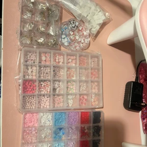 Stort kit med nageltillbehör, produkter, charms, chrom och glitter - Jag har bestämt mig att sluta med naglar och därför har säljer jag alla mina nail charms, decorations, etc. I detta inkluderar all charms, pigment powder, 3d sculping gel, stickers, chrome powder, glitter powder in alla färger, diamonds. Allt är köpt för 1 tusen men jag säljer det för endast 450kr. Det mesta är nytt, inte ens öppnad och få är använda endast 1-2 gånger. skriv om du vill diskutera om pris