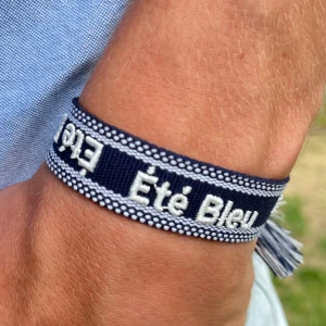 Été Bleu armband  - Skönt sommararmband där det står Été Bleu på som betyder blå sommar på franska. Box ingår, och armbandet passar princip alla! Kom med frågor!  