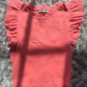 Rosa volangtopp från Zara - Supersöt aprikos färgad topp från Zara med volangdetaljer på. 