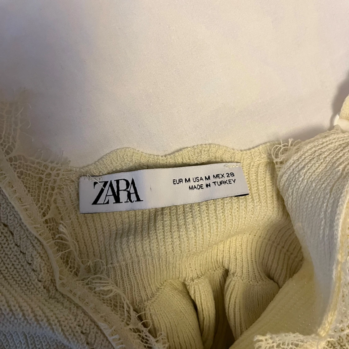 Ljusgul stickad topp från Zara - 2