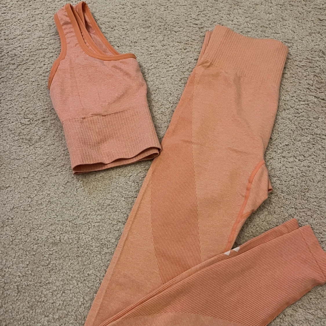 Rosa träningstopp och tights från Lager 157