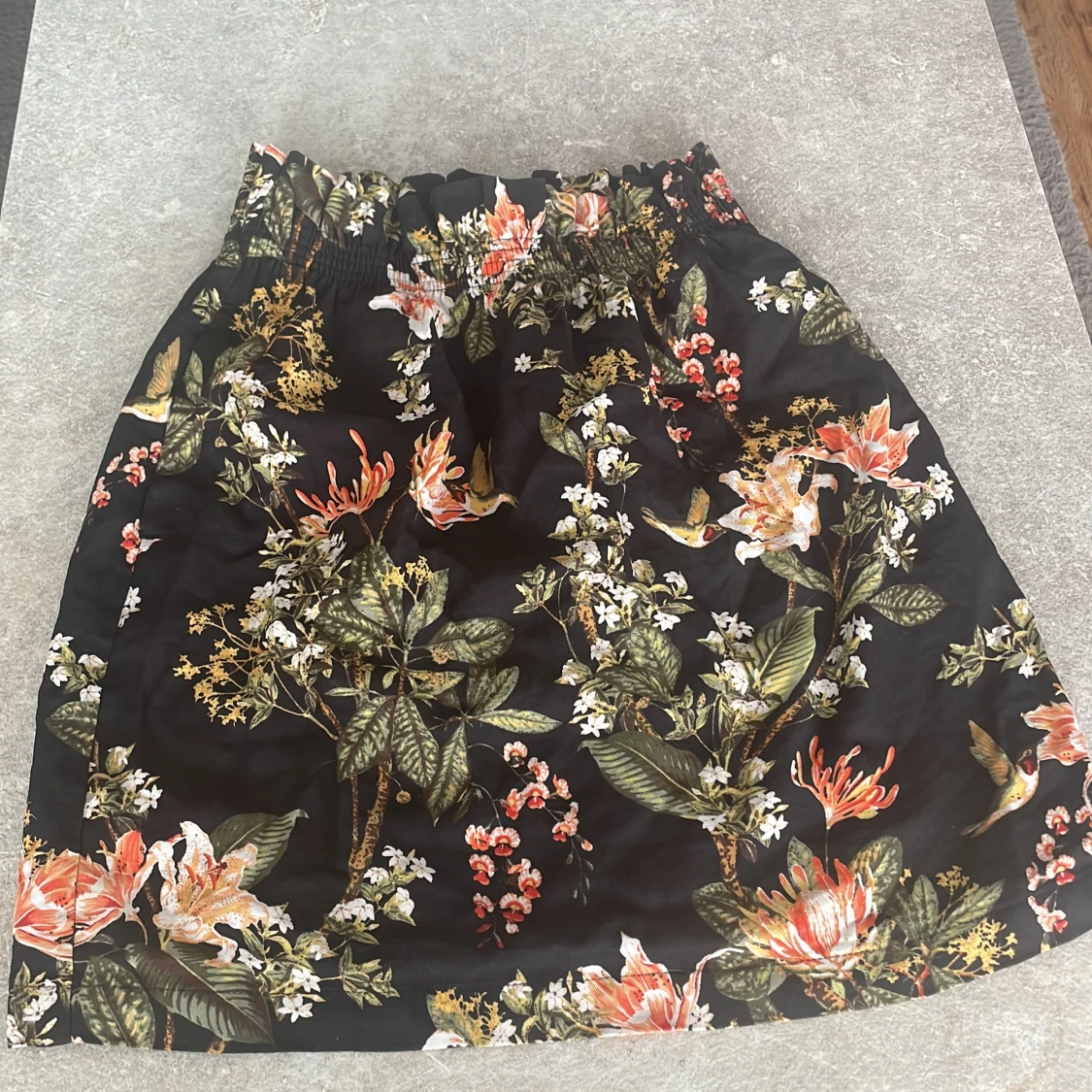 Svart blommig kortkjol med resår