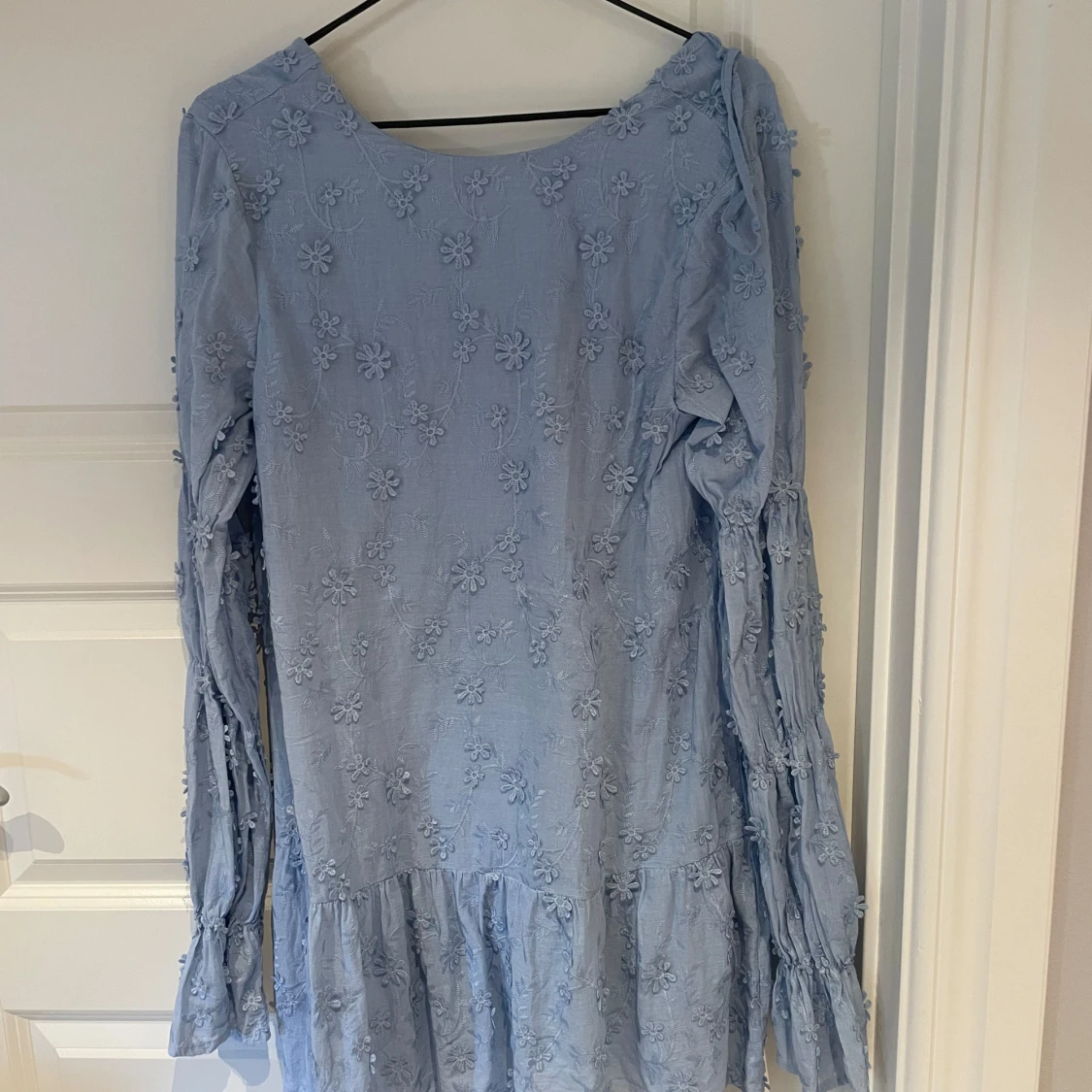 Ljusblå blommig klänning från NA-KD