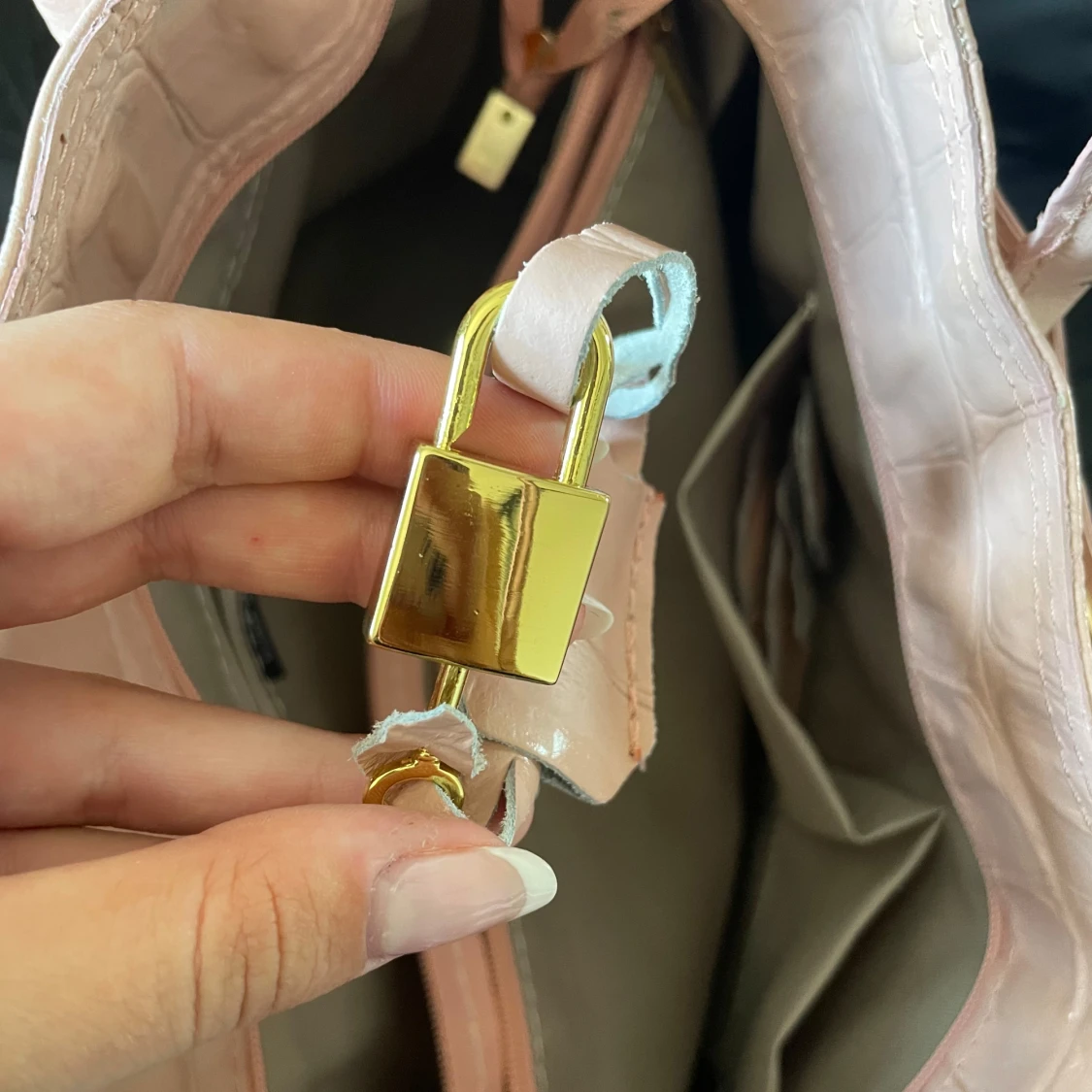 Rosa handväska i krokopräglat skinn - 3