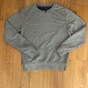 Grå GANT långärmad tröja S – klassisk stil / nypris 999 kr - En skön Gant tröja som du kan ha överallt, funkar som en myströja och en fin tröja✨nypris 999kr använda få tal gånger! ✨Skriv för mer info eller mer bilder👍Jag står för frakten!