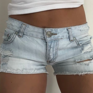 Ljusblåa super lowrise jeanshorts  - Sååå snygga’