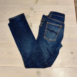 Nudie jeans  - Tjena, Säljer ett par nudie jeans jag köpte på Plick men ej passade. Modellen är grim Tim och dem är i riktigt bra skick. Dem har en sjukt snygg fade. Storleken är 31/32 men skulle säga att dem sitter mer som 28/30 eller 28/32 så det är en slim fit. Midjebredden när byxorna ligger platt knäppta är ca 39 cm. Ytterbenslängden är ca 103 cm. Skriv gärna gällande frågor eller liknande. 👍