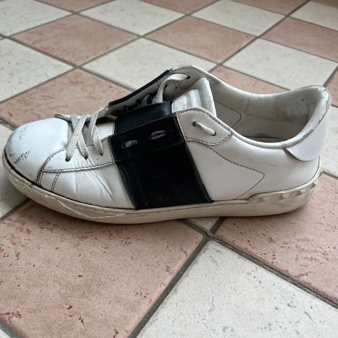 Valentino Garavani sneakers i vitt och svart