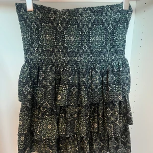 Jättesnygg kjol från Michael Kors  - Cool volangkjol med unikt mönster från Michael Kors. Storlek M men passar XS-M. 