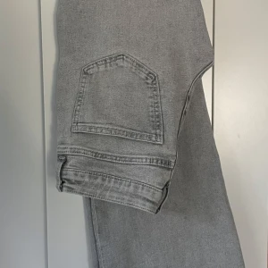 hm bootcut jeans - för små för mig har tyvärr ej bild på. midja 33 cm. innerbenslängd 78 cm