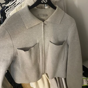 Grå cardigan från Åhléns - Super fin grå cardigan från Åhléns, använd sparsamt. Pris går att diskutera💞💞