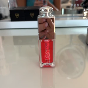Dior lip oil  - Läppolja från dior i färgen 015 cherry, den är öppnad förpackningen men ej använd så allt är kvar🩷🩷köpt på kicks för 500kr!