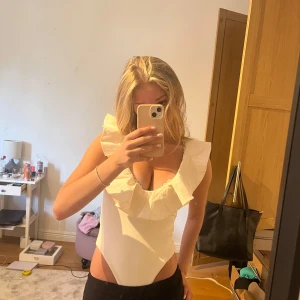 Volangbody Zara - Jätte fin och endast använd en gång!💗 tror den är slutsåld på Zara💗