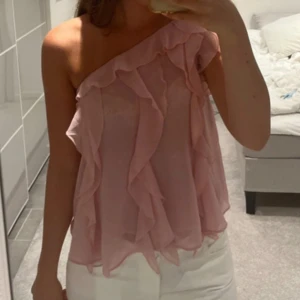 Rosa volang topp från Zara oneshoulder - Supersöt ljusrosa topp från Zara med volanger. Storlek S och helt slutsåld. Jätte fin till fester till exempel🥰
