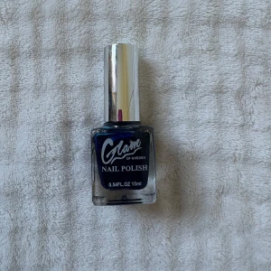 Glam of Sweden nagellack blå - Nagellack från Glam of Sweden i en djupblå nyans med glansig finish. Kommer i en fyrkantig glasflaska med silverfärgat lock. Innehåller 15 ml och är perfekt för dig som vill ha snygga, markerade naglar.