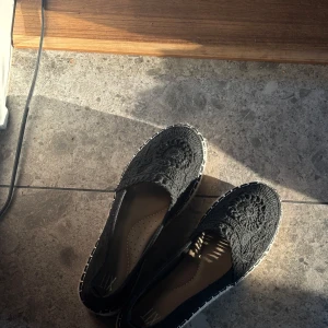 Svarta espadriller med spetsmönster - Snygga svarta espadriller från din sko med broderat spetsmönster på ovandelen och klassisk flätad sula. Skorna har rund tå och platt sula, perfekta för en chill sommarlook. Lätta att matcha till jeans eller klänning. Perfekt för alla tillfällen!! 🎀💋✨ Aldrig andvänd 