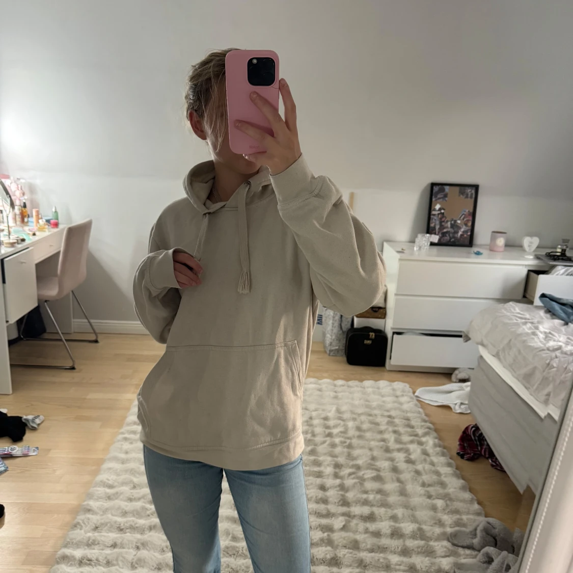 Beige hoodie med huva och ficka