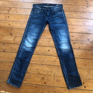 Replay anbass(snygg fade) - Replay anbass med sjuk fade. Storlek 29/32. Andvänd 3 gånger. Ny skick. Skicka inom 1-2 dagar.