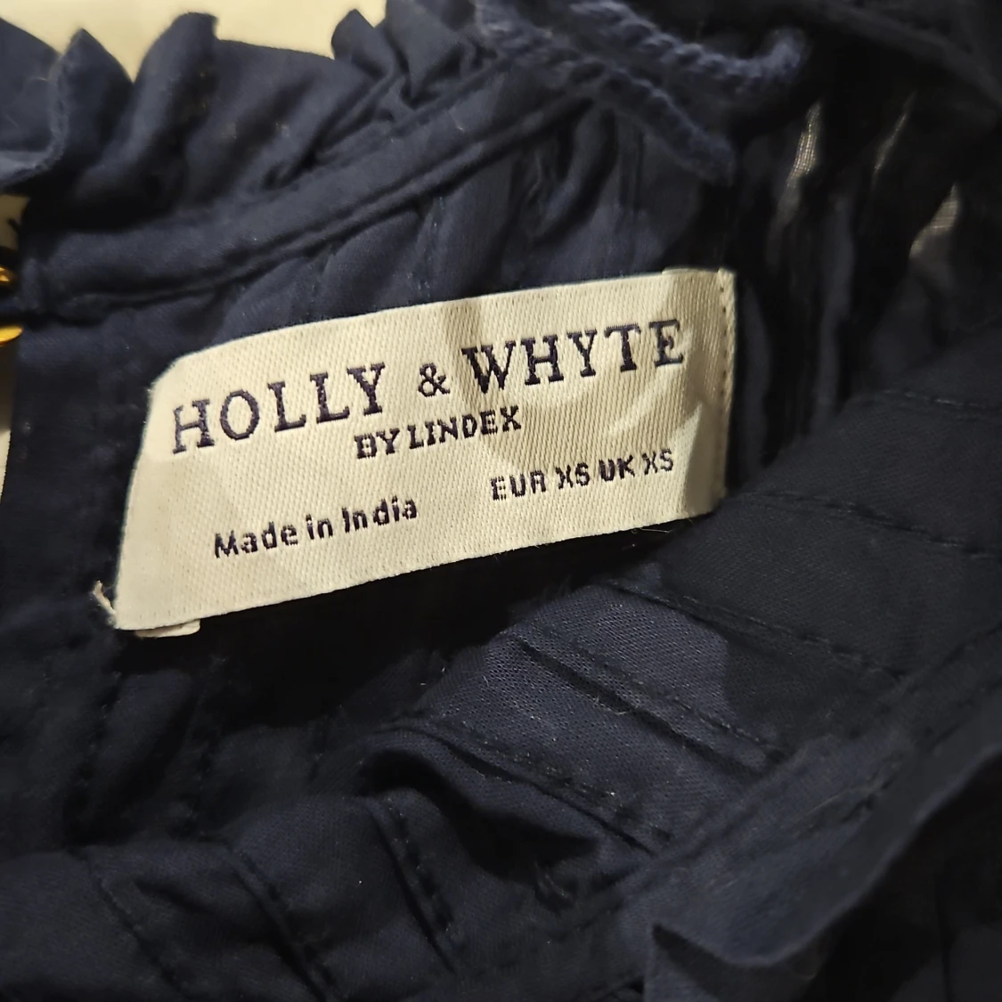 Mörkblå blus med volang från Lindex XS - 1