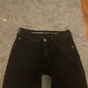 Svarta weekday low straight jeans W24 - Svarta weekday jeans med low waist och straight fit. 💖