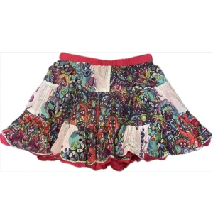 Vintage färgglad kortkjol från Desigual - Superfin kortkjol från Desigual med färgstarkt mönster. Kjolen har volanger och rosa resår i midjan. Står 7/8 år men passar XS.