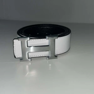 Bälte med h spänne  - Vit välte men kan göras till svart! Perfekt för dig som vill kunna lyfta din outfit 