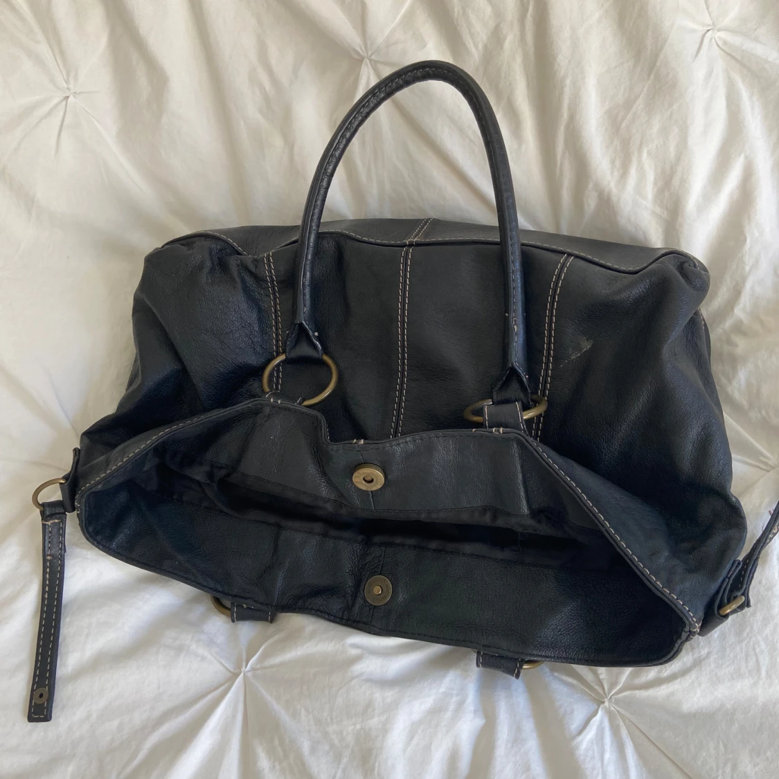 Svart handväska i skinn med fickor - 1