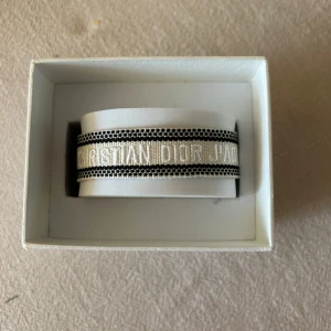 Christian Dior armband  - Christian dior armband, helt nytt. Perfekt nu till sommaren 💫