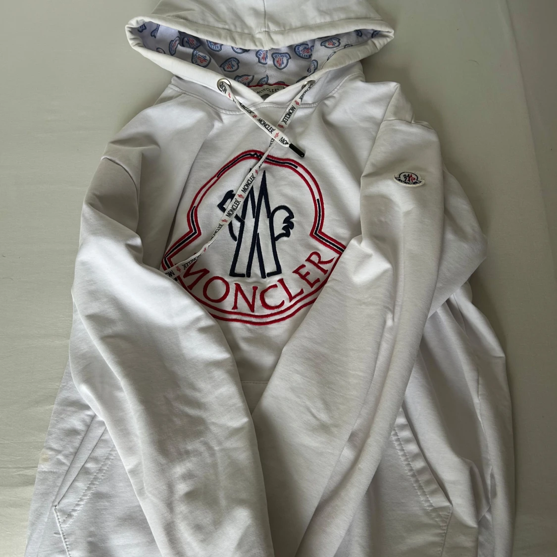 Vit Moncler hoodie med broderad logga
