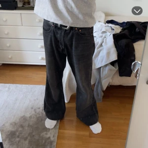 Svarta weekday jeans - Lösa svarta weekday jeans i storlek 31