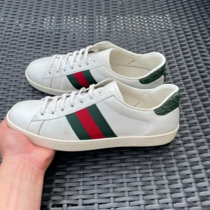 Gucci ace skor - Säljer nu dessa vita super feta gucci ace skor, uk 8 som motsvara storlek 42, skriv för fler bilder/frågor🙌🏼