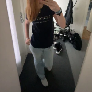  Lexington t-shirt  - Marinblå Lexington T-shirt, superfin o skön att ha på sig. Säljer då den är för liten🩵