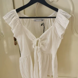 Vit topp oanvänd lager 157 - Oanvänd lager 157 topp. Orginal pris 150