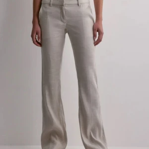 Linne Byxor ifrån Nelly  - Ett par Linne Byxor ifrån Nelly, nästintill aldrig använda och inga tecken på de heller och inga andra defekter, Storlek 32, skriv vid intresse eller fler bilder🤍