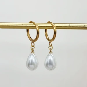 Unik handgjorda örhängen  - Handgjorda örhängen ● Material- rostfritt stål och plastpärlor  ●Längd -3,5cm 