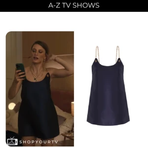 Mörkblå kort klänning Özlem Ahiakin / TV-serien Thank You NeXT - Supersnygg mörkblå kort klänning från Özlem Ahiakin med tunna kedjeaxelband i guld och rund halsringning. Klänningen har en minimalistisk design och är gjord i ett glansigt, slätt material som känns lyxigt. Perfekt för dig som vill sticka ut med stilrena detaljer. Beställd till bröllop men tyvärr aldrig använd då den inte passade mig.