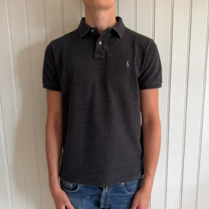 Ralph Lauren Pikétröja - Ralph Lauren Pikétröja (Custom slim fit) | Size: L, passar även M | Skick: 9/10, inga defekter.  | Hör av dig vid frågor och funderingar | Vänliga hälsningar!