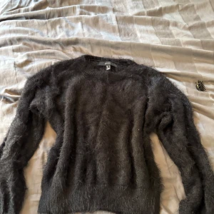 Svart fluffig tröja från Vero Moda - Supermjuk och fluffig svart tröja från Vero Moda i storlek S, inga tecken på användning. Tjock tröja💕