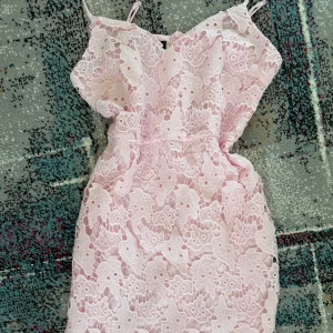 Ljusrosa spetsklänning med volang - Supersöt ljusrosa kortklänning med tunna axelband och volang upptill. Klänningen har ett vackert spetsmönster och är fodrad undertill. Perfekt för sommarens alla tillfällen. Köpt på shein för 300kr och har aldrig använts. Pris kan diskuteras 