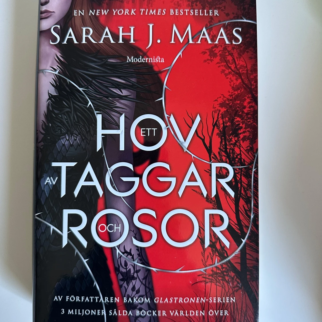 Ett hov av taggar och rosor