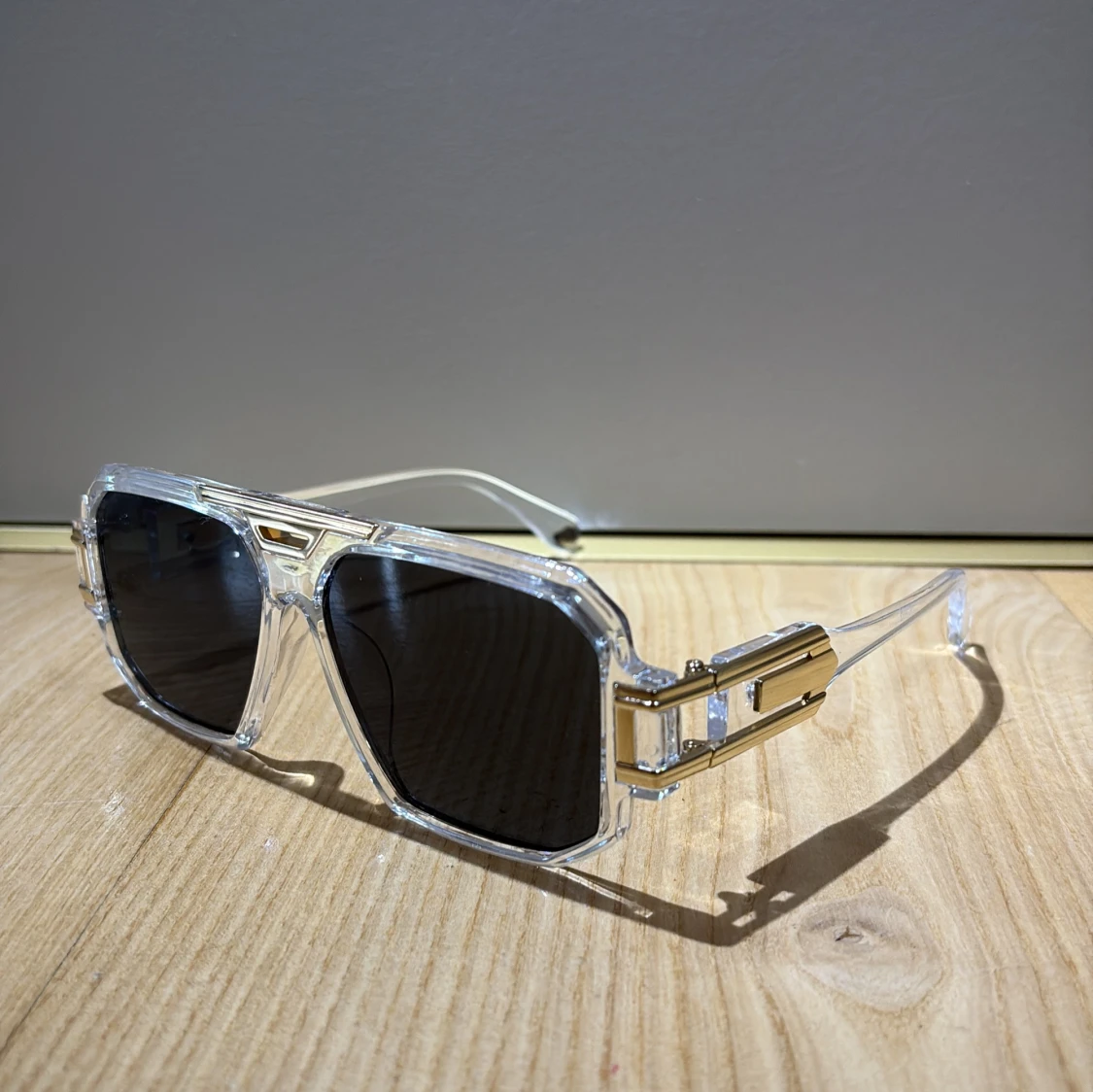 Transparenta solglasögon med guldiga detaljer - 1